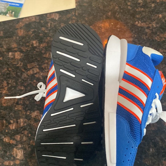 Adidas boys size 4 sneaker - Picture 2 of 4
